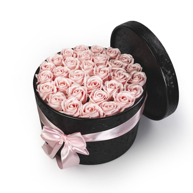 Pastelově růžové mýdlové růže v černém flower boxu - 29 růží