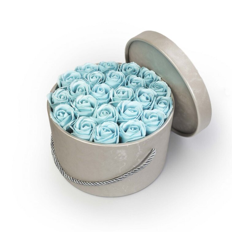 Mýdlové růže ve stříbrném flower boxu - pastelově modré růže
