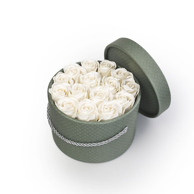 Mýdlové růže ve flower boxu khaki - bílé růže