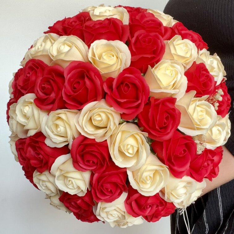 Flower box mýdlových růží - červené / krémové DELUXE - 65 až 71 růží