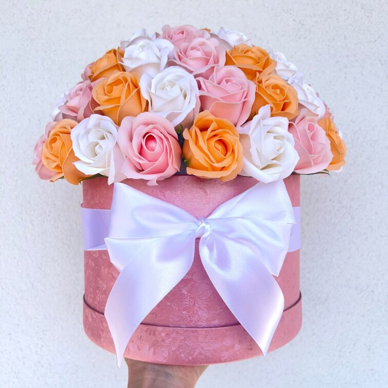 Flower box mýdlových růží - růžové / broskvové / bílé DELUXE - 65 až 71 růží