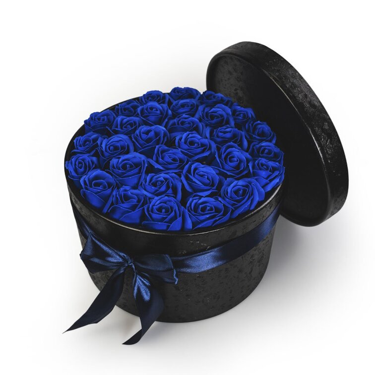Královsky modré mýdlové růže v černém flower boxu - 29 růží
