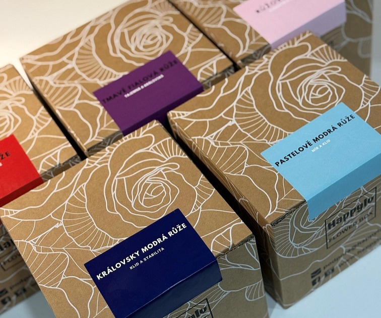 Mýdlové růže ve flower boxu khaki - bílé růže