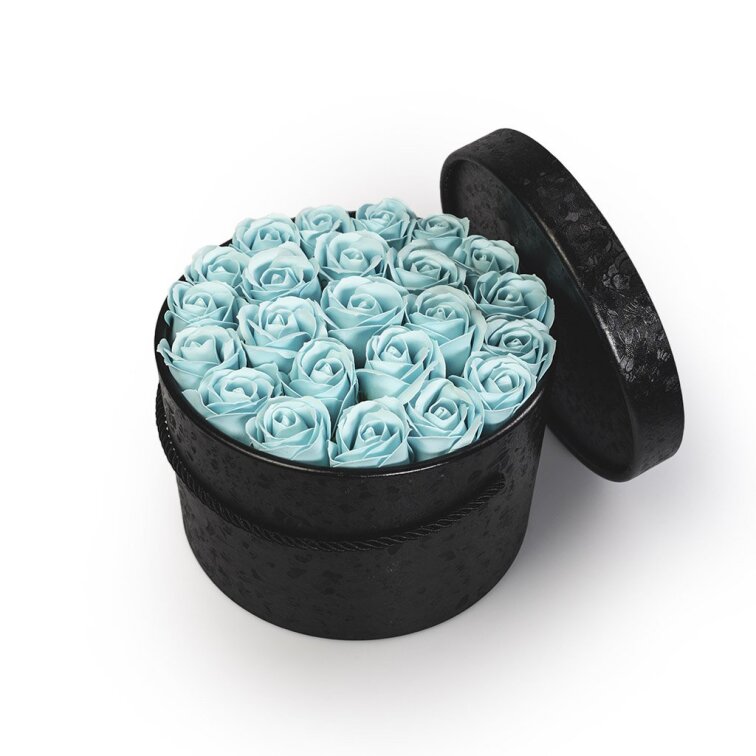 Mýdlové růže ve flower boxu černém - pastelově modré růže