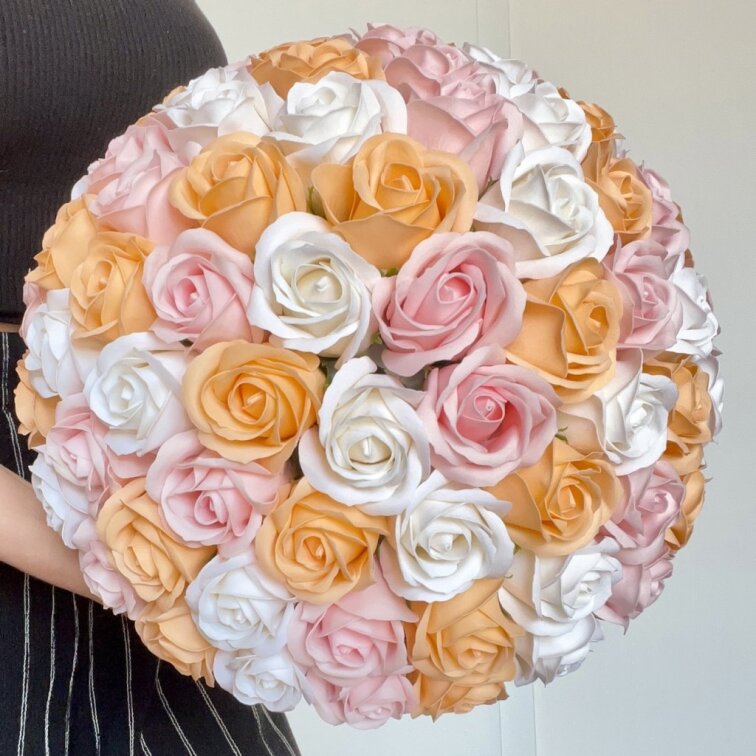 Flower box mýdlových růží - růžové / broskvové / bílé DELUXE - 65 až 71 růží