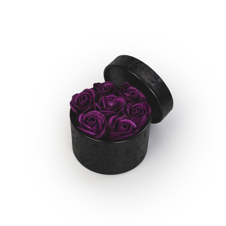 Mýdlové růže v černém flower boxu - tmavě fialové růže