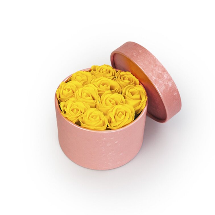 Mýdlové růže v růžovém flower boxu - žluté růže