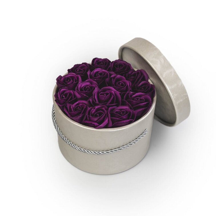 Mýdlové růže ve stříbrném flower boxu - tmavě fialové růže