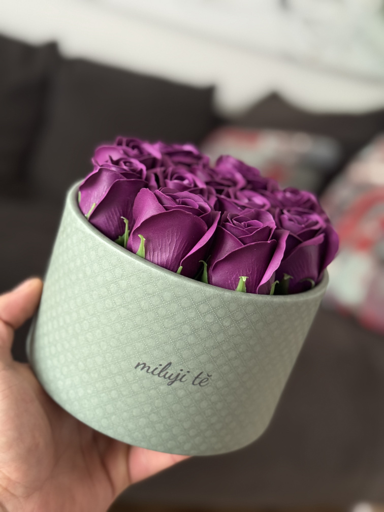 Mýdlové růže ve flower boxu khaki - bílé růže