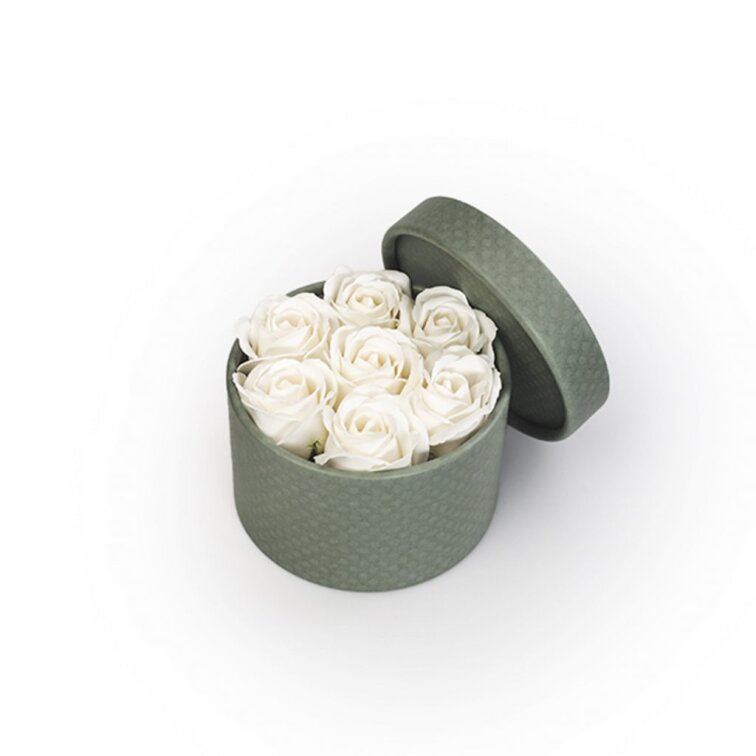 Mýdlové růže ve flower boxu khaki - bílé růže