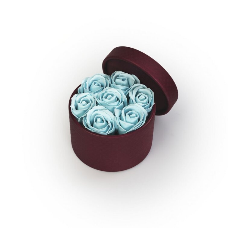 Mýdlové růže v bordó flower boxu - pastelově modré růže