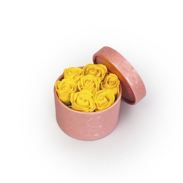 Mýdlové růže v růžovém flower boxu - žluté růže