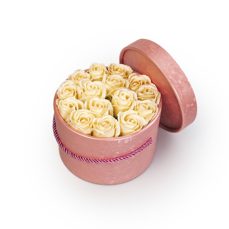 Mýdlové růže v růžovém flower boxu - krémové růže
