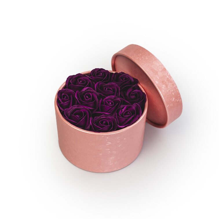 Mýdlové růže v růžovém flower boxu - tmavě fialové růže