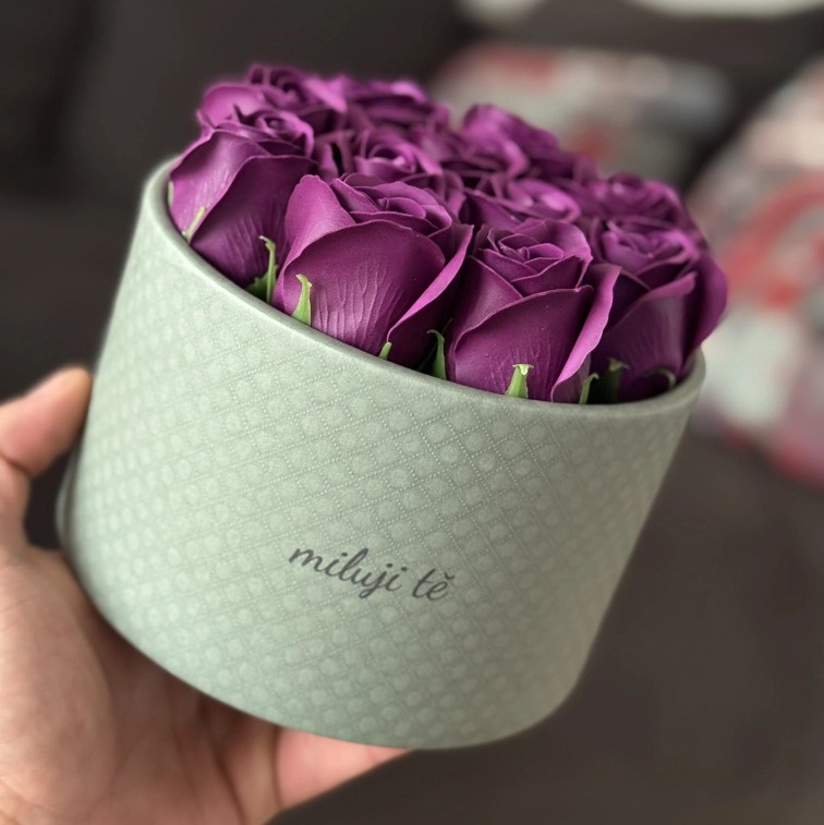 Mýdlové růže v růžovém flower boxu - červené růže