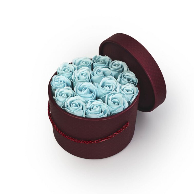 Mýdlové růže v bordó flower boxu - pastelově modré růže