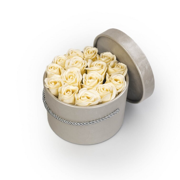 Mýdlové růže ve stříbrném flower boxu - krémové růže