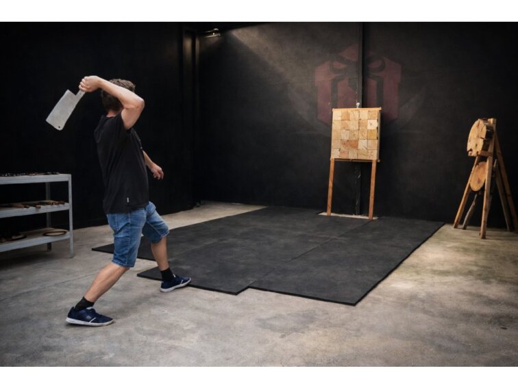 Vrhání chladných zbraní – vrhání nožů a hvězdic