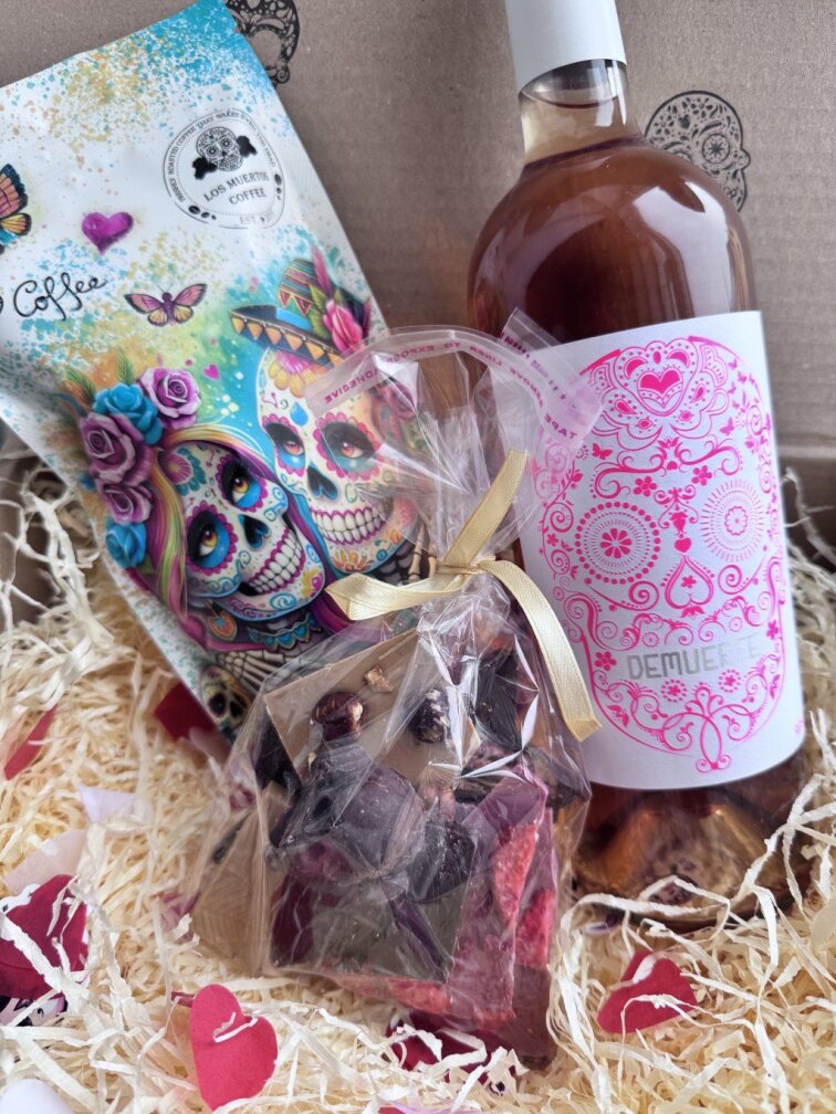 Set kávy, vína Demuerte Rosé a lámané čokolády