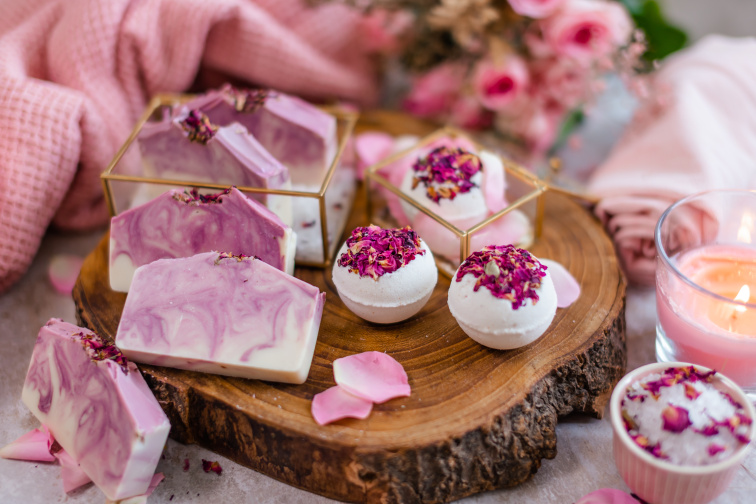 Harmonizující multi-olejové sprchové sérum Růže s Vanilla Chai 200 ml