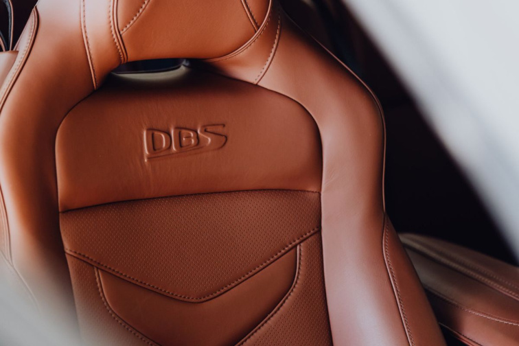 Luxusní kůže, nebo jen dobře vypadající plast? Průvodce, který zachrání Tvůj interiér