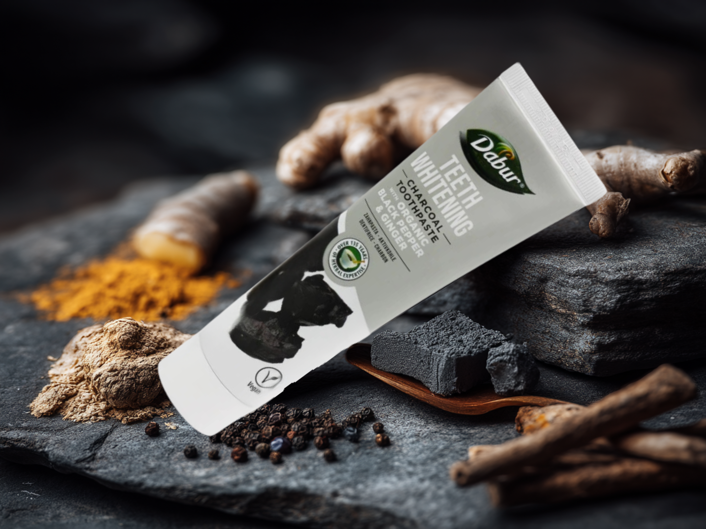 Zubní pasta bělicí s Aktivním uhlím, pepřem a zázvorem, 100 ml, Dabur