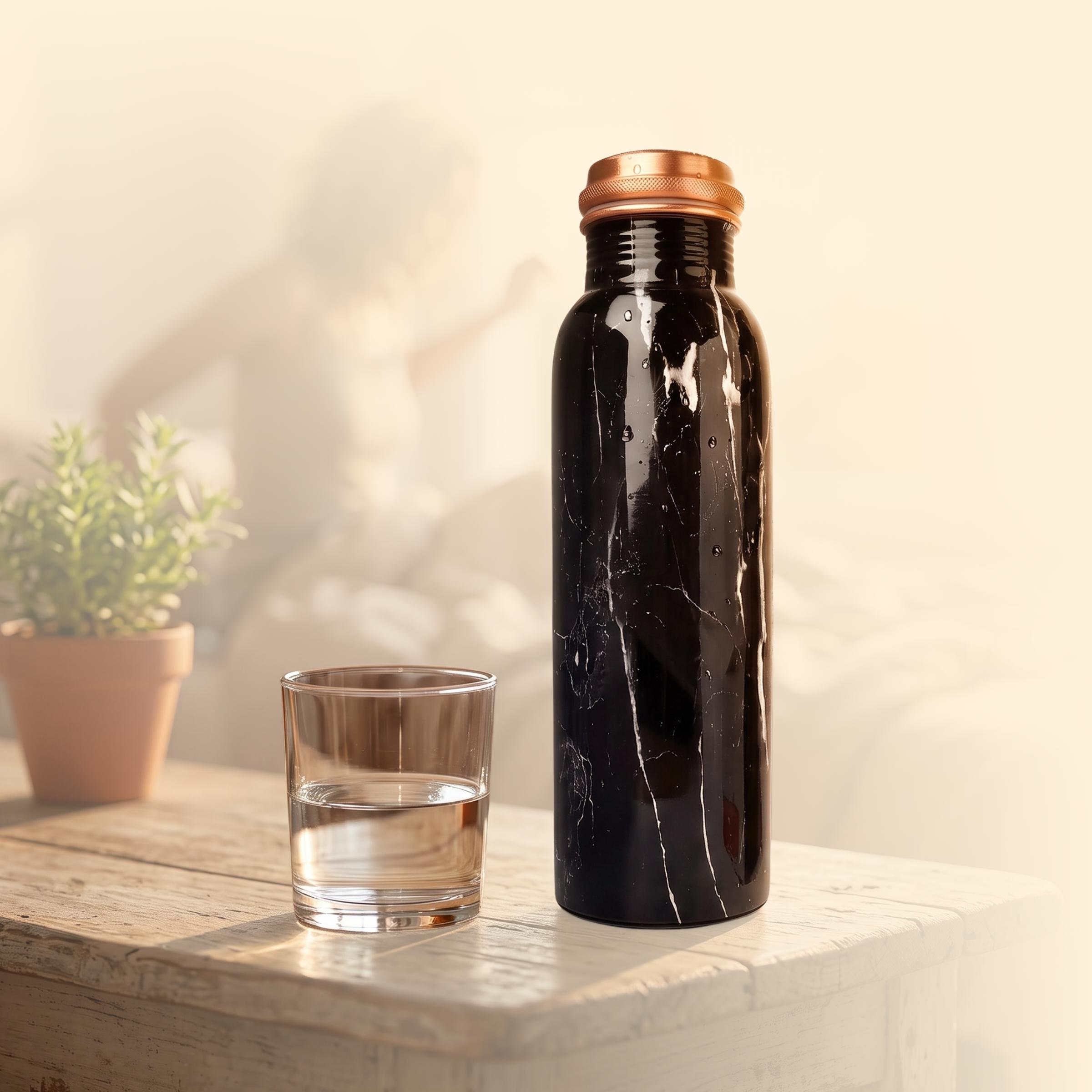 Medená fľaša na vodu vzor Čierny mramor, 950 ml, Nature's Own