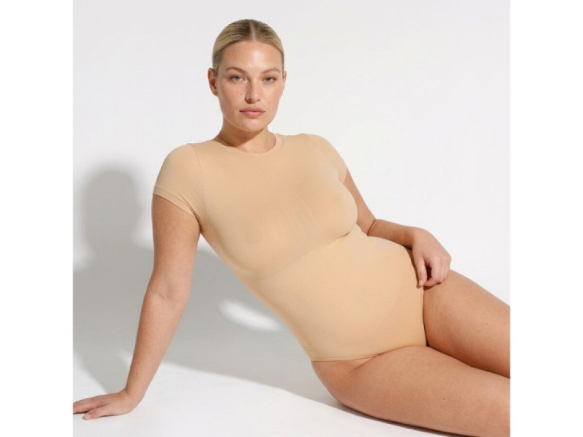 Tvarující body s krátkým rukávem a klasickým kalhotkovým střihem, NUDE
