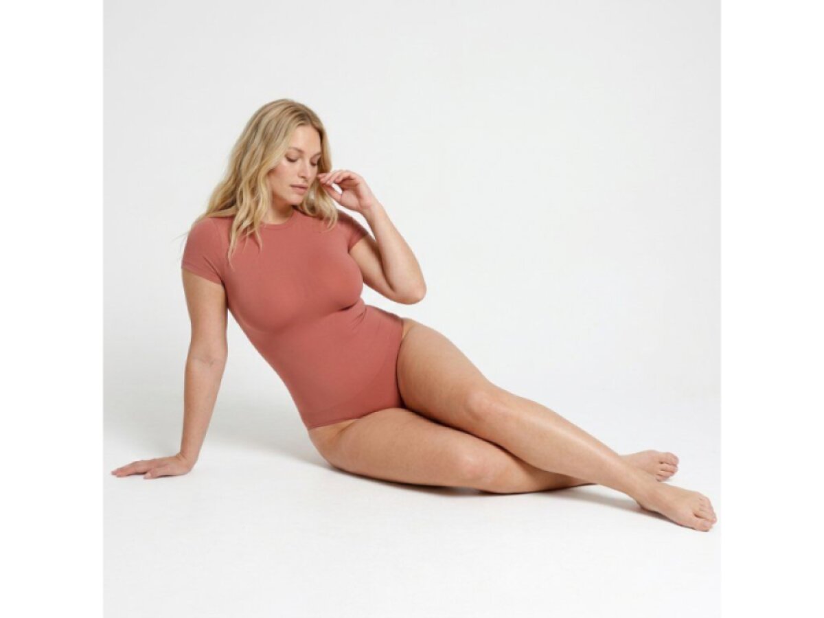 Tvarující body s krátkým rukávem a klasickým kalhotkovým střihem, HNĚDORŮŽOVÉ