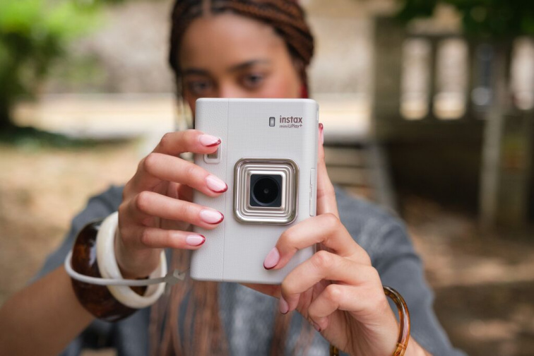 Nový instax mini LiPlay+: Zachyťte vzpomínky obrazem, zvukem a srdcem