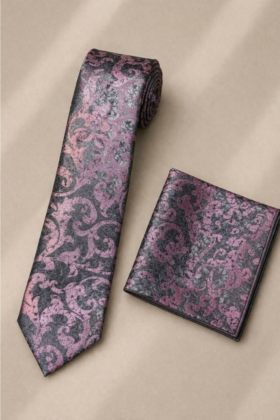 Ružová hand made kravata s ornamentom a vreckovkou