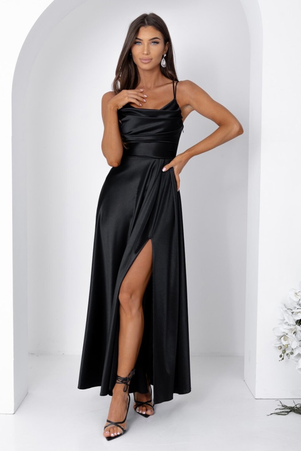 Dlhé čierne saténové spoločenské šaty s ramienkami, rozparkom a šnurovaním na chrbte