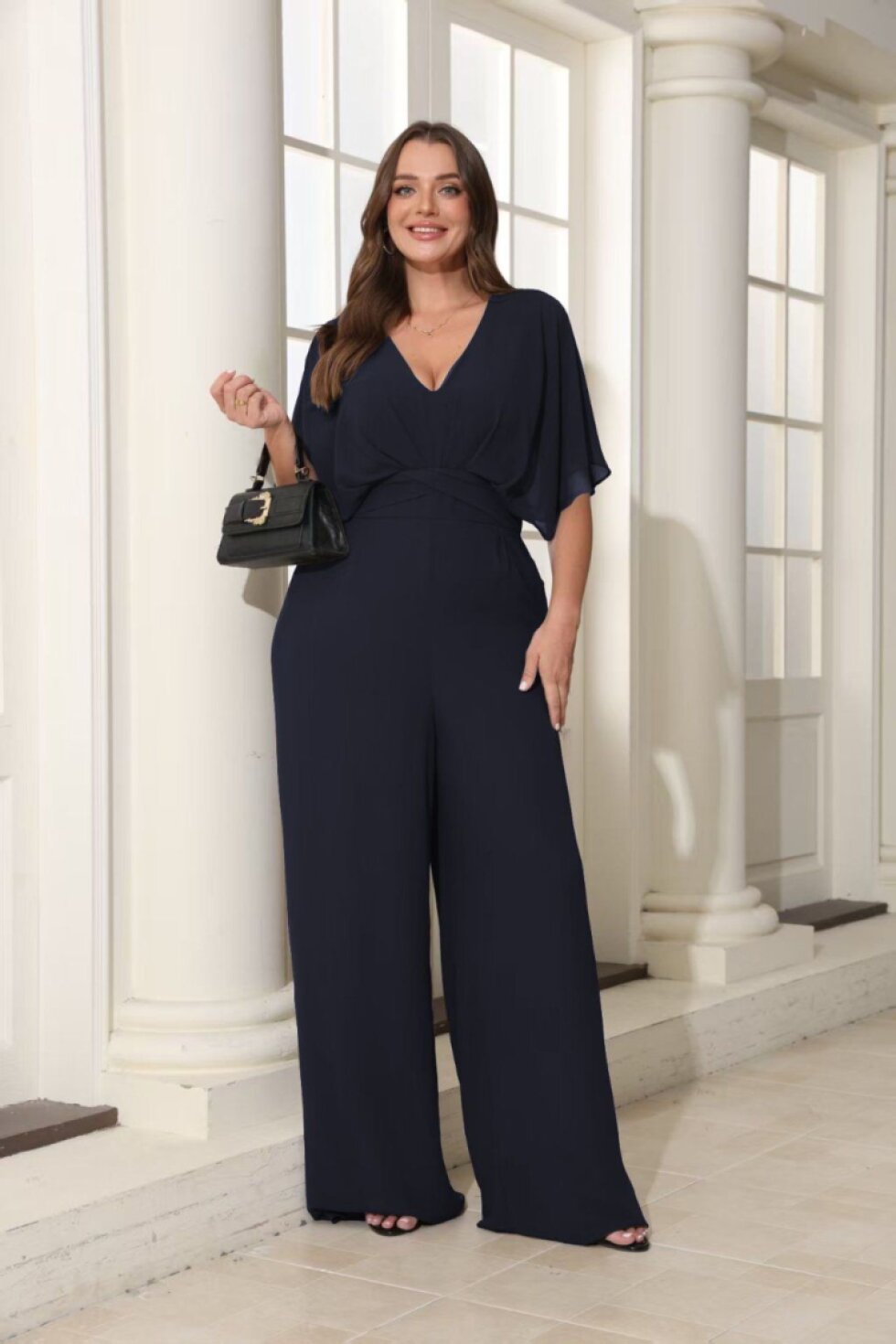 Tmavomodrý dámsky plus size overál s rukávmi