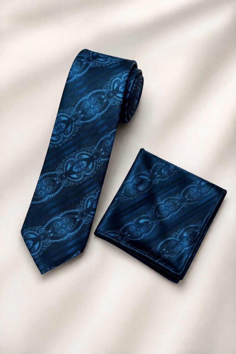 Tmavomodrá hand made kravata s ornamentálnym vzorom a vreckovkou