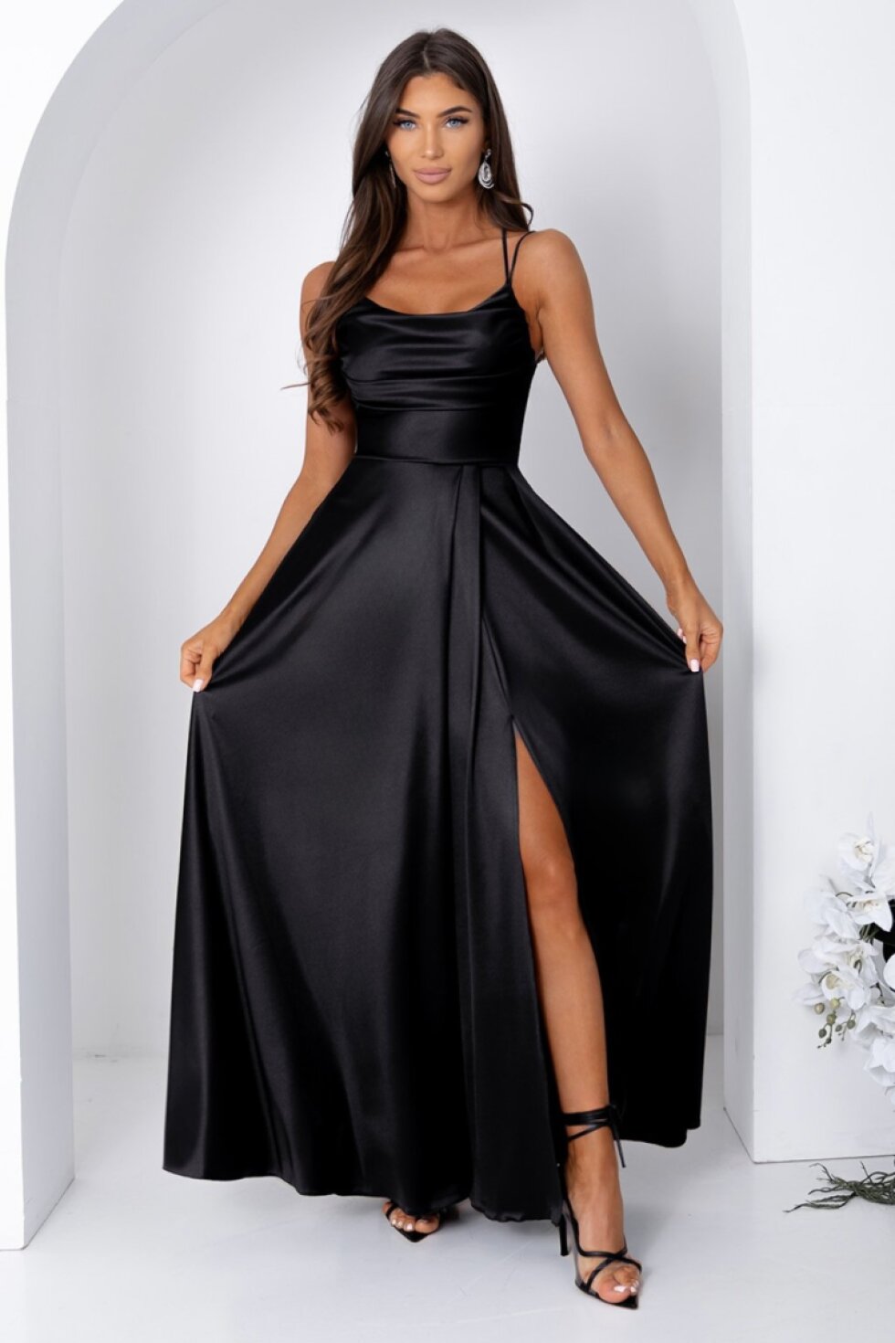 Dlhé čierne saténové spoločenské šaty s ramienkami, rozparkom a šnurovaním na chrbte