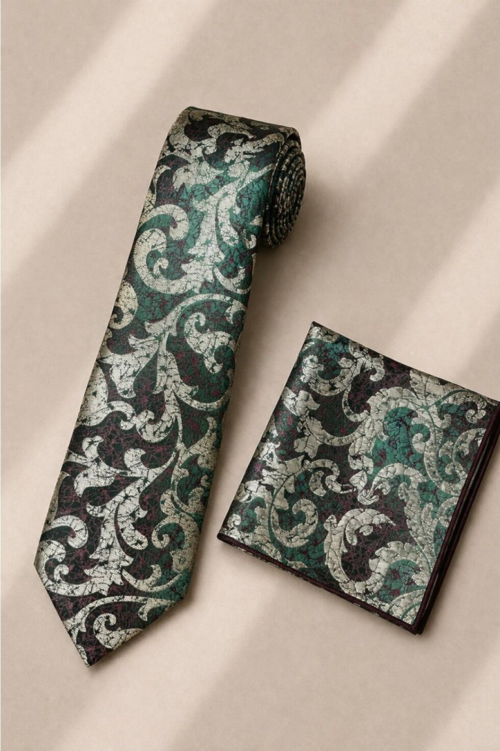 Zelená hand made kravata s ornamentom a vreckovkou