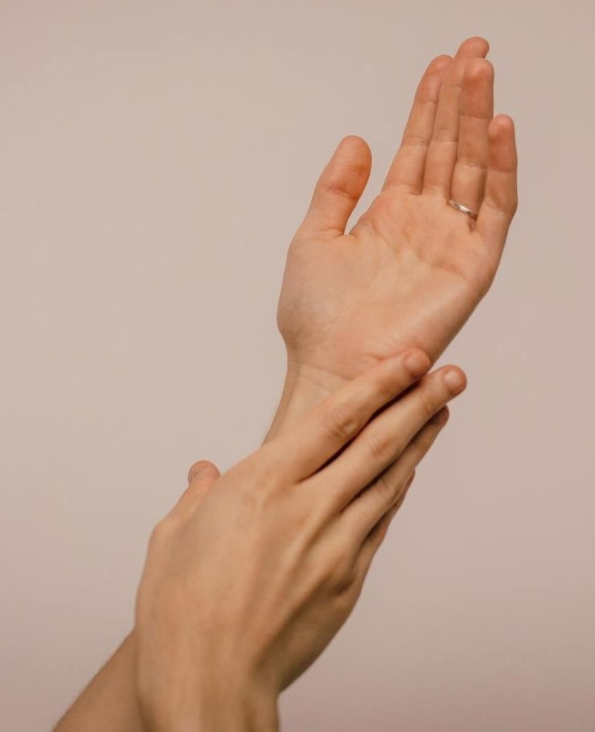 Namazané ruce se zinkovou mastí