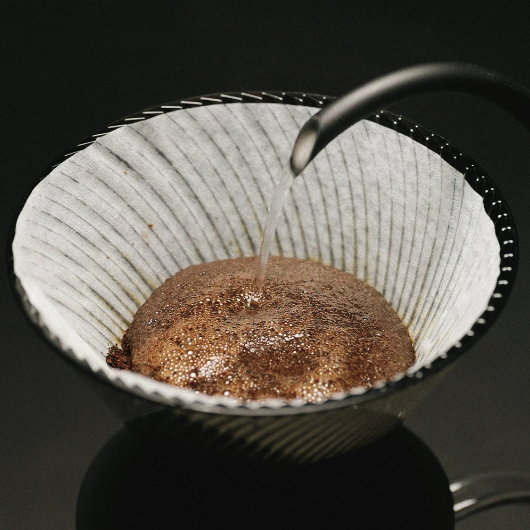 Hario plastový dripper na kávu NEO 02 černý + 40 ks filtrů