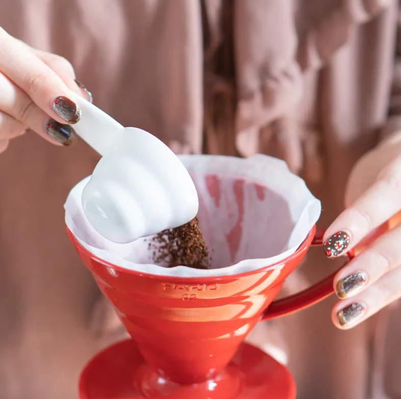 Hario plastový dripper na kávu V60-02 červený