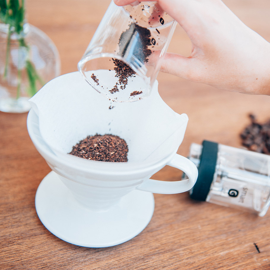 Hario keramický dripper na kávu V60-02 bílý