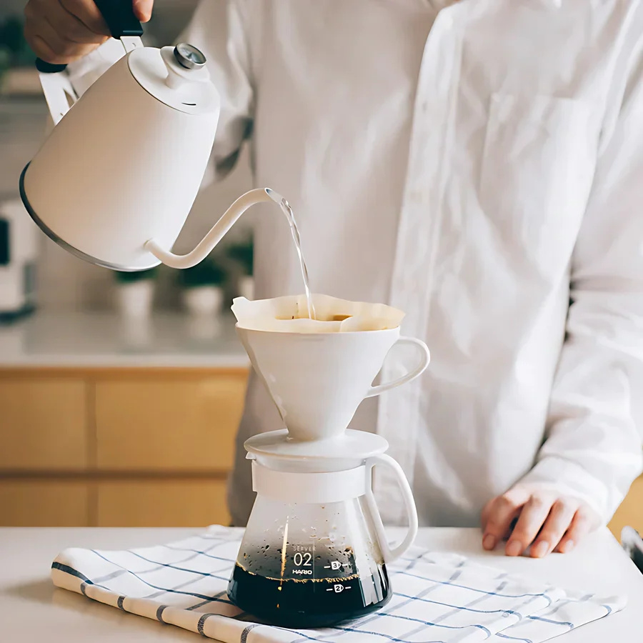Hario plastový dripper na kávu V60-02 bílý