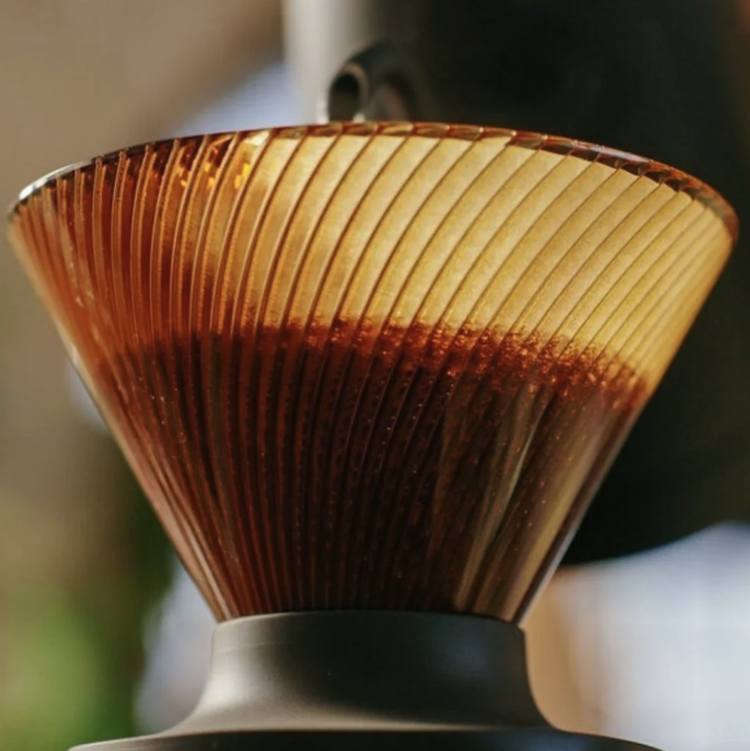Hario plastový dripper na kávu NEO 02 jantarový + 40 ks filtrů
