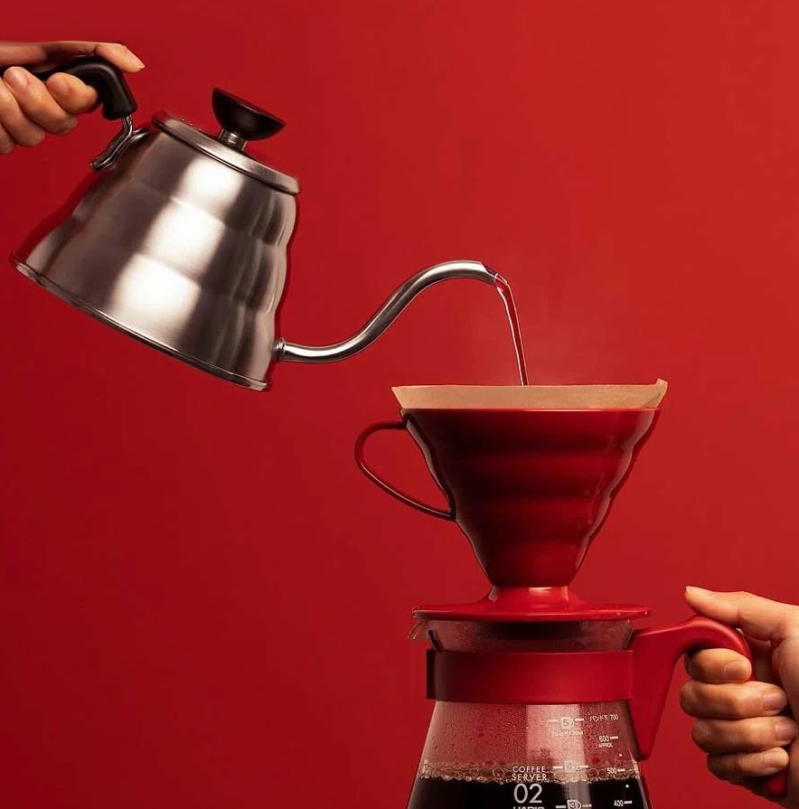 Hario plastový dripper na kávu V60-02 červený