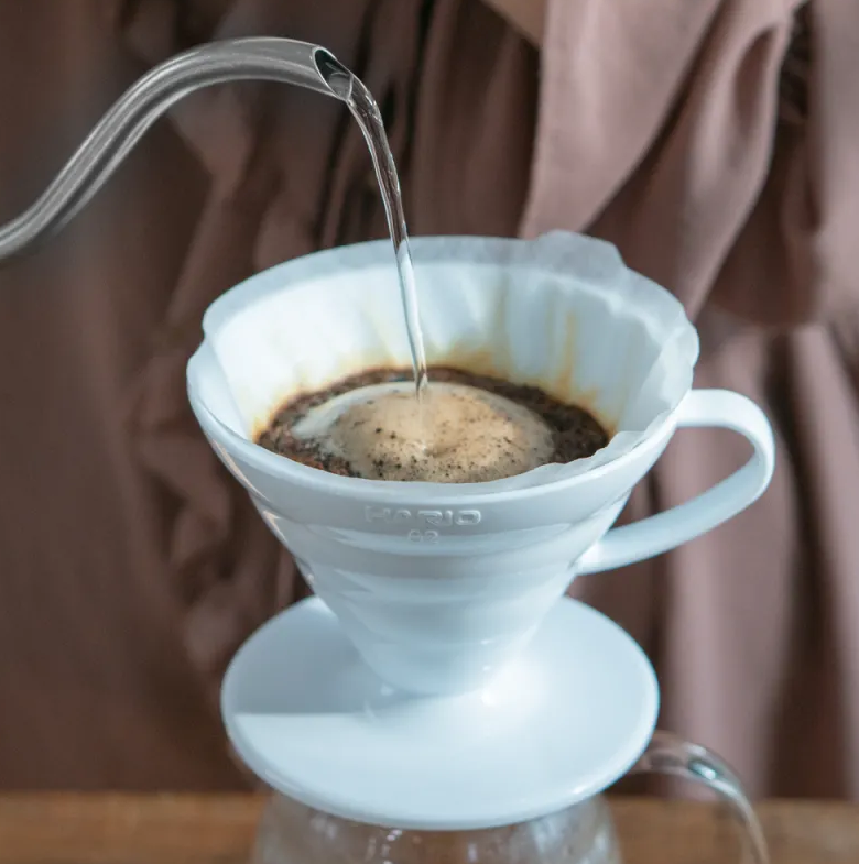 Hario plastový dripper na kávu V60-02 bílý