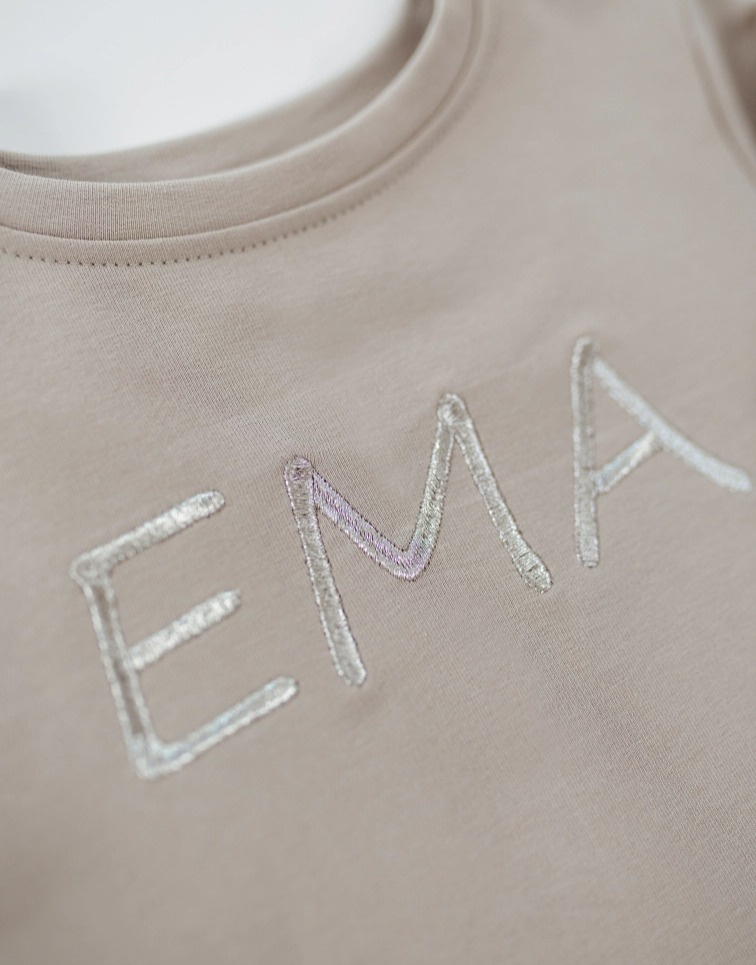 Dívčí mikinové šaty s přestřižením v pase z biobavlny světlá taupe – Otisk blízkosti