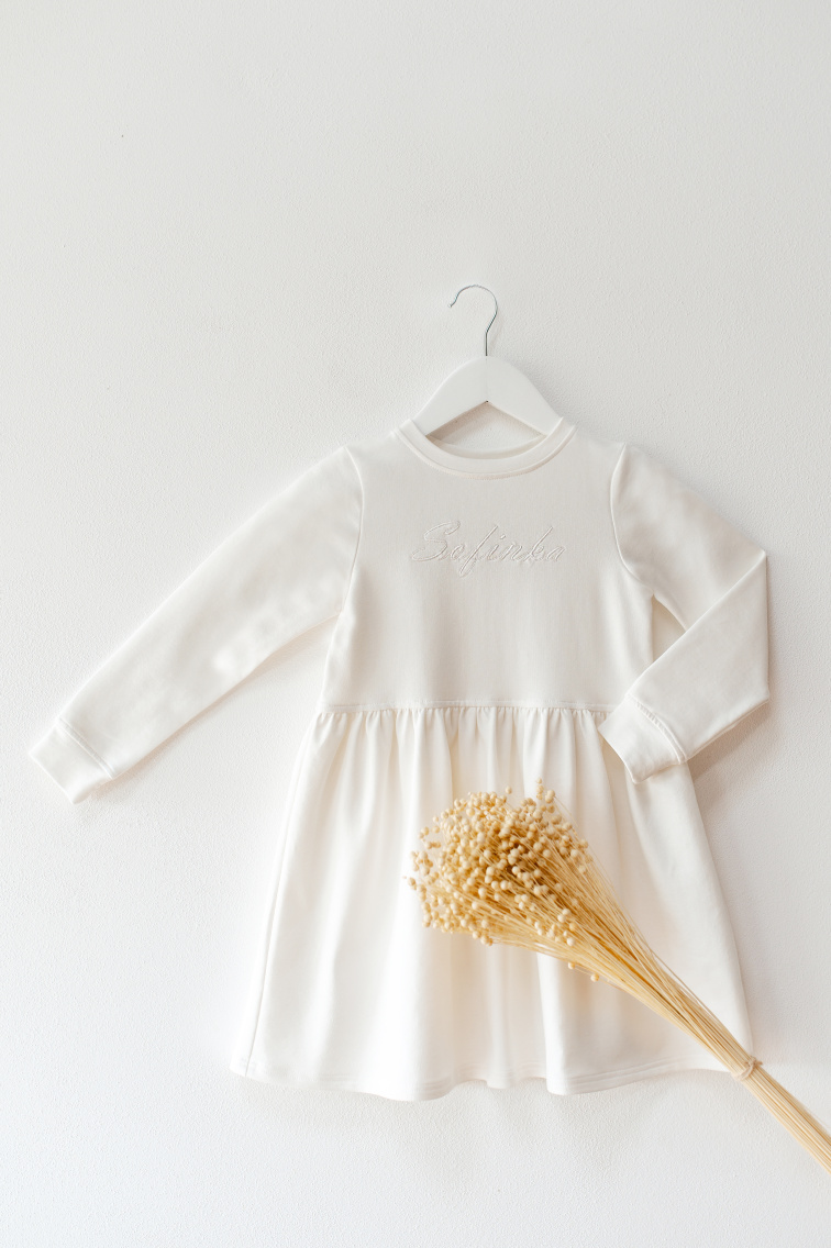 Dívčí mikinové šaty s přestřižením v pase z biobavlny smetanové – Otisk blízkosti