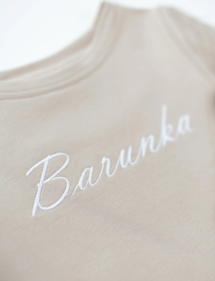 Dívčí mikinové šaty z biobavlny světlá taupe – Otisk volnosti