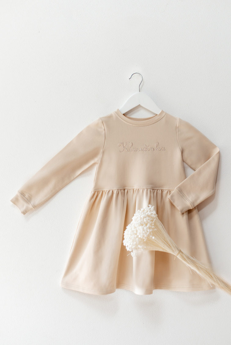 Dívčí mikinové šaty s přestřižením v pase z biobavlny béžové – Otisk blízkosti