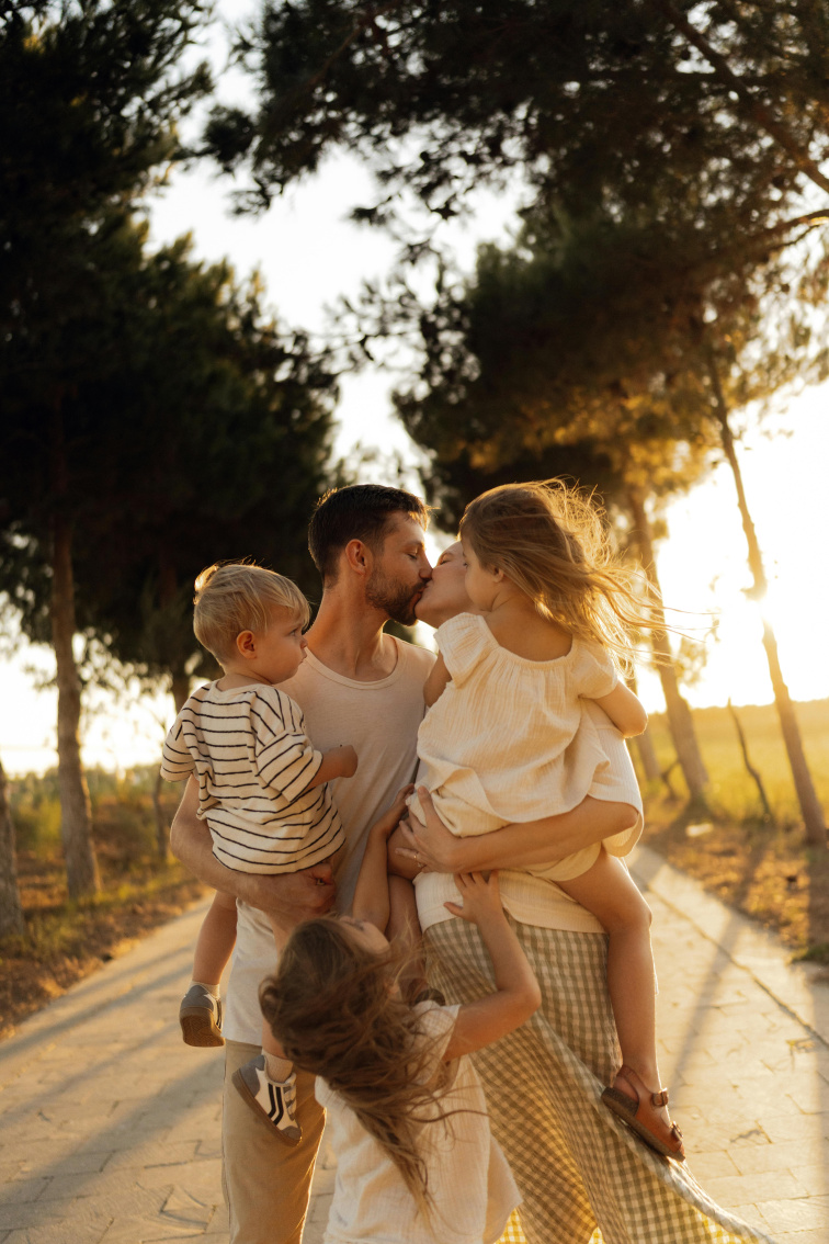 Dívčí mikinové šaty s přestřižením v pase z biobavlny béžové – Otisk blízkosti