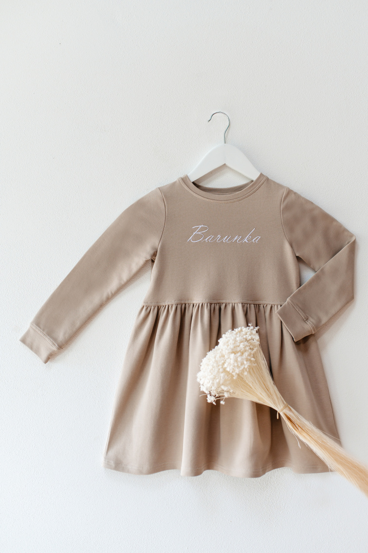 Dívčí mikinové šaty s přestřižením v pase z biobavlny světlá taupe – Otisk blízkosti